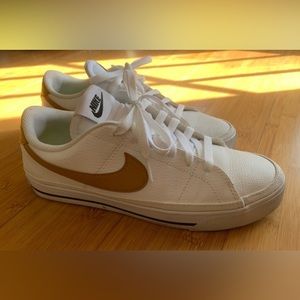 Nike court legacy wmns size 8.5